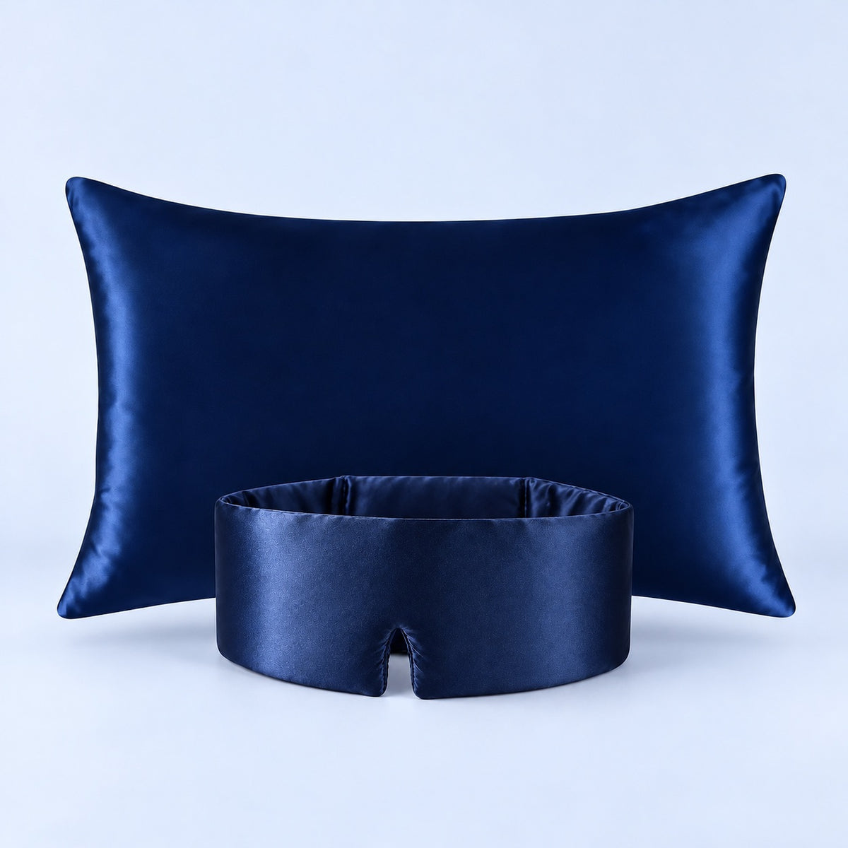 Pack duo : taie et masque en soie bleu nuit sur fond bleu pâle