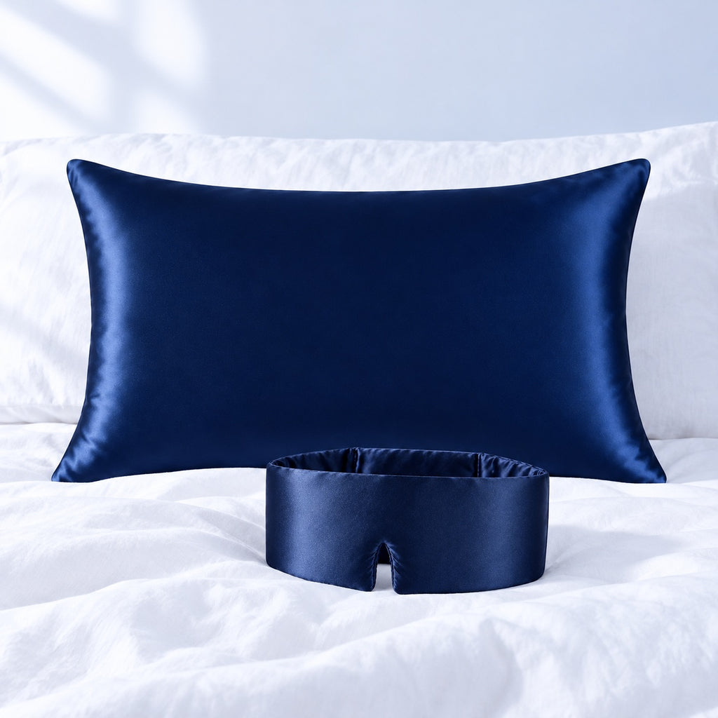 Pack duo : taie et masque en soie sur un lit blanc