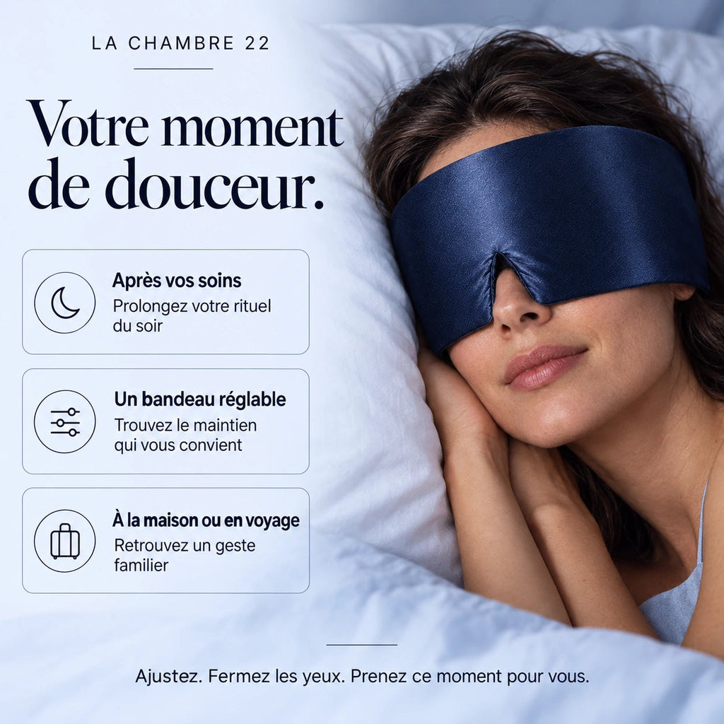 Femme au repos portant le masque bleu nuit. Après vos soins, prolongez votre rituel du soir. Bandeau réglable ; à la maison ou en voyage. Ajustez, fermez les yeux et prenez ce moment pour vous.