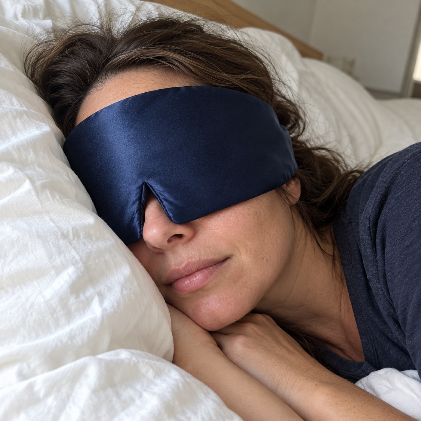 Femme endormie portant le masque bleu nuit La Chambre 22